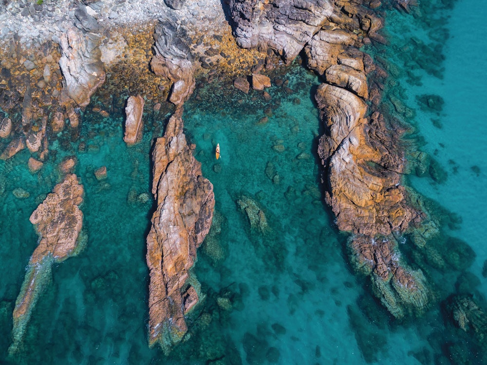 Vogelperspektive auf die zerklüftete Steinküste von great Keppel Island
