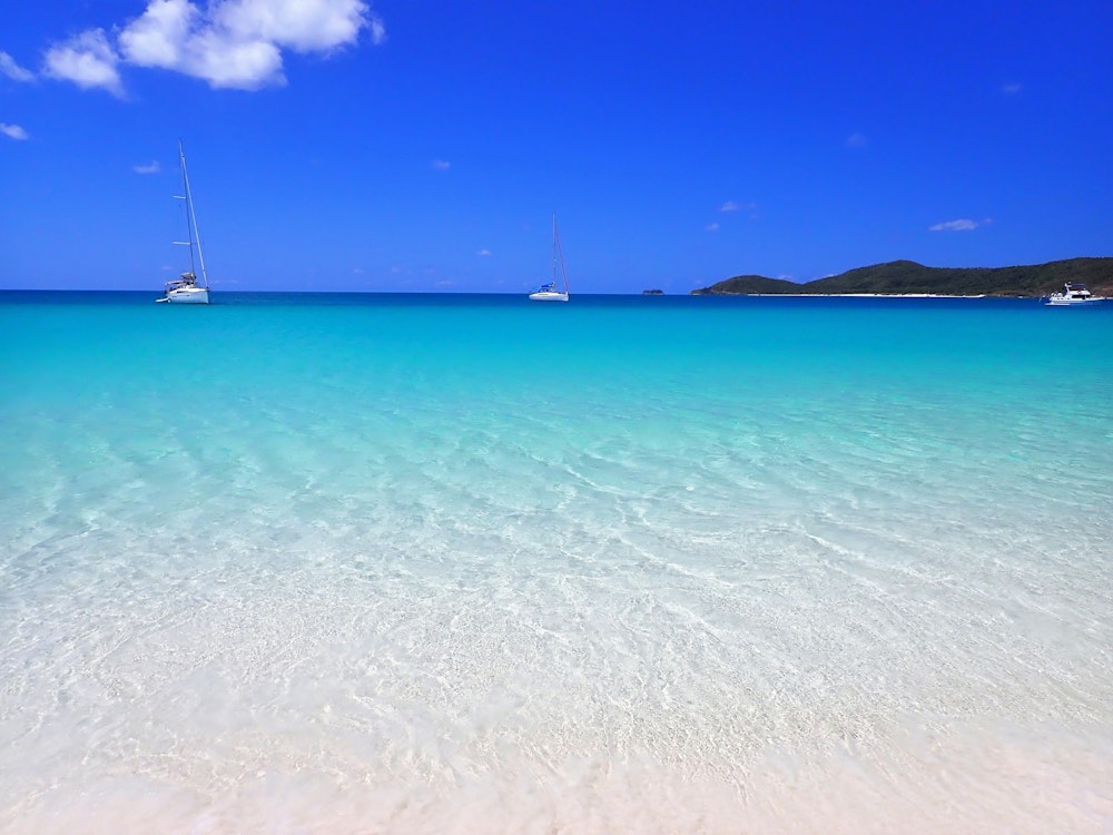 White sand and crystal clear turquoise waters of Whitehaven beach