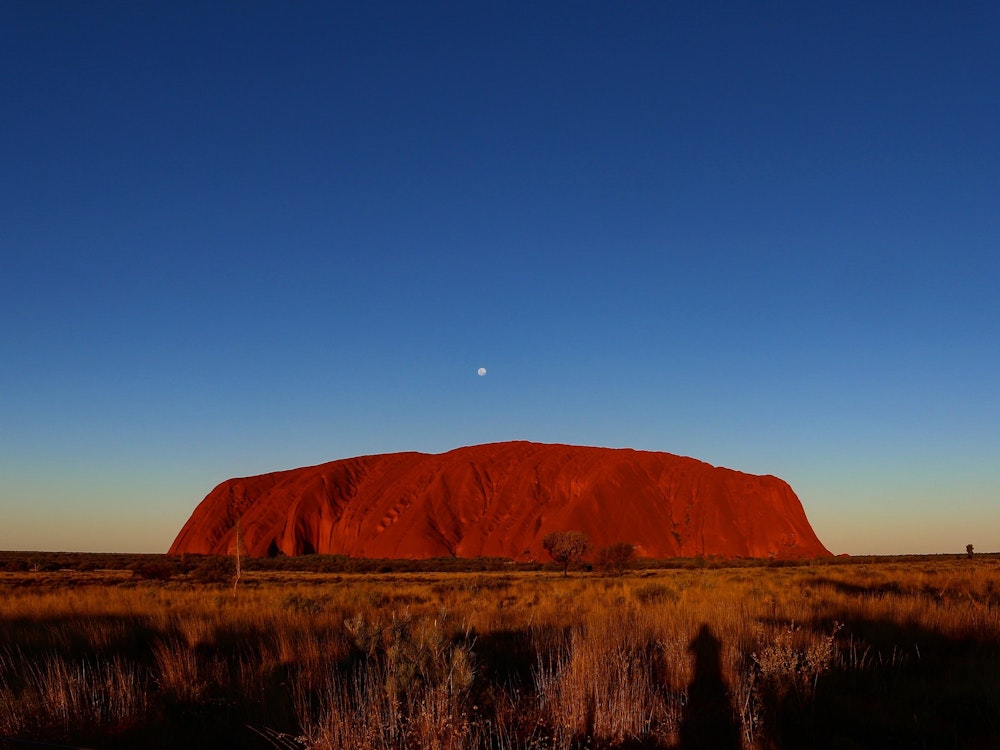 De grote, dieporanje zandstenen formatie van Uluru