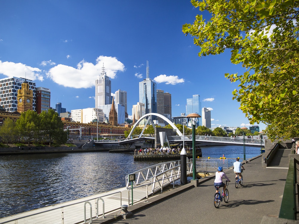 Hochhäuser von Melbourne mit Yarra River