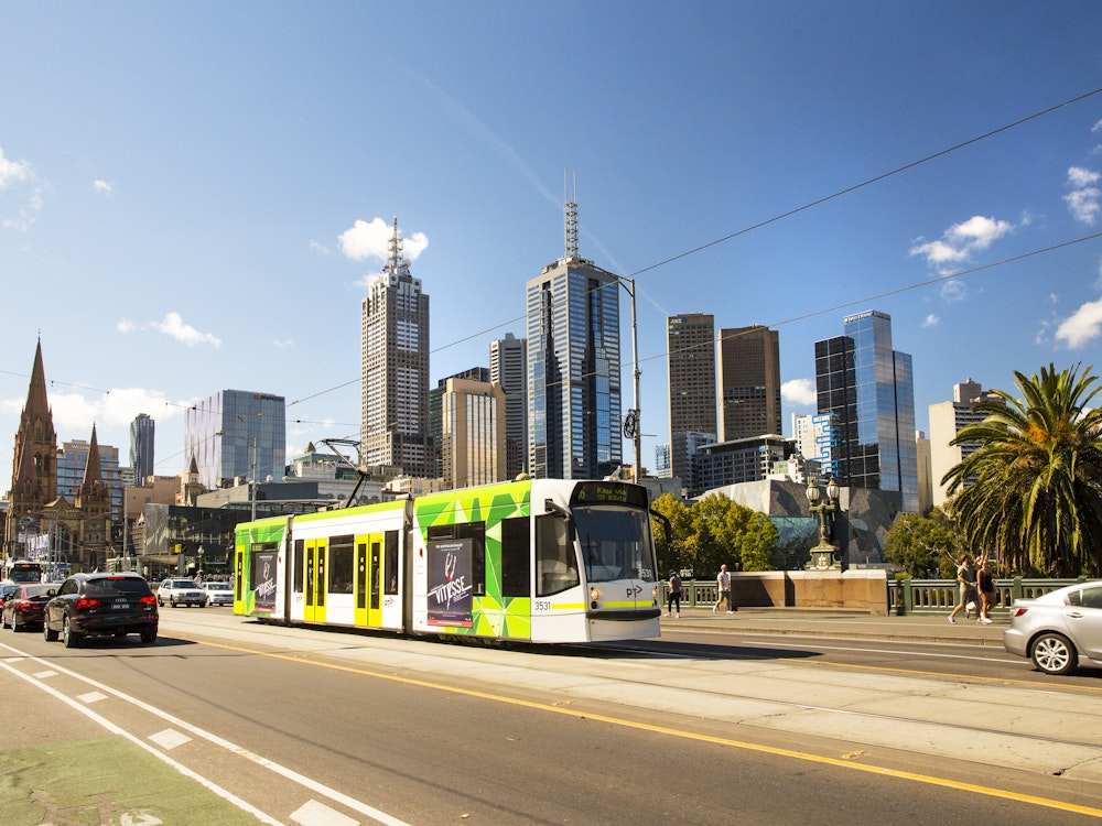 Straßenbahn in Melbourne mit Wolkenkratzern im Hintergrund