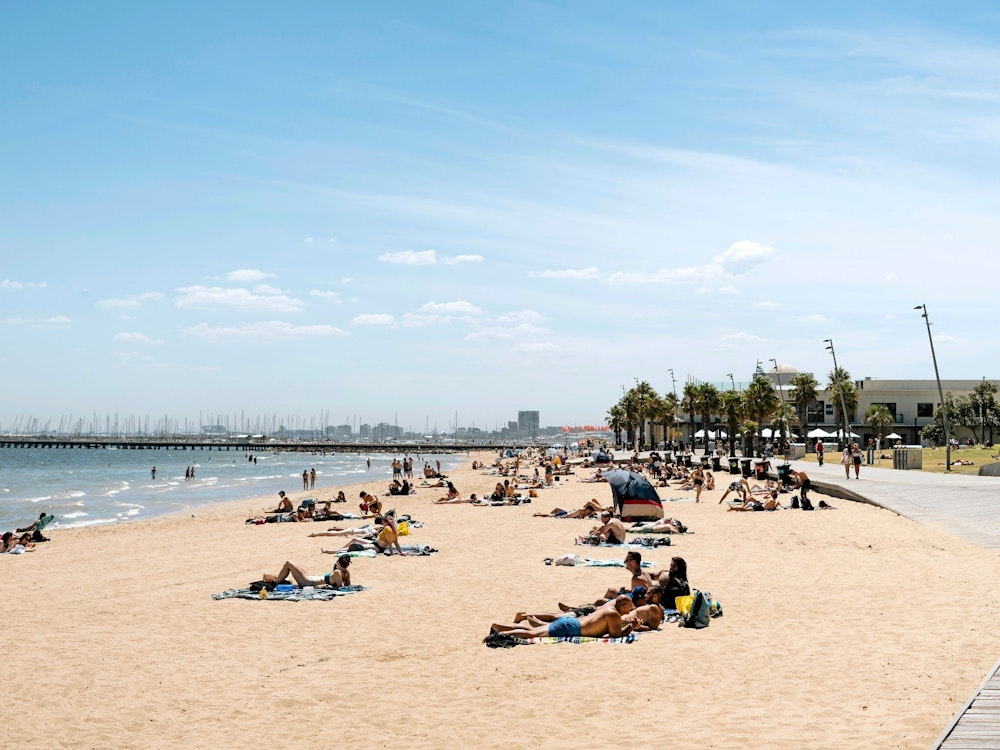 Menschen entspannen am St. Kilda Beach in Melbourne