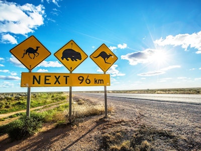 Straße mit Schildern in Australien