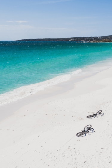 Australien tasmanien St Helens Mountain Bike Fahrrad Tour am Strand weißer Sandstrand