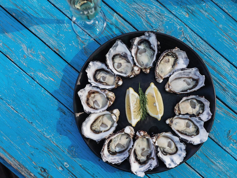 Een bord met verse oesters in Tasmanië