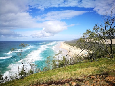Hagelwitte strand en ongerepte natuur van Fraser Island