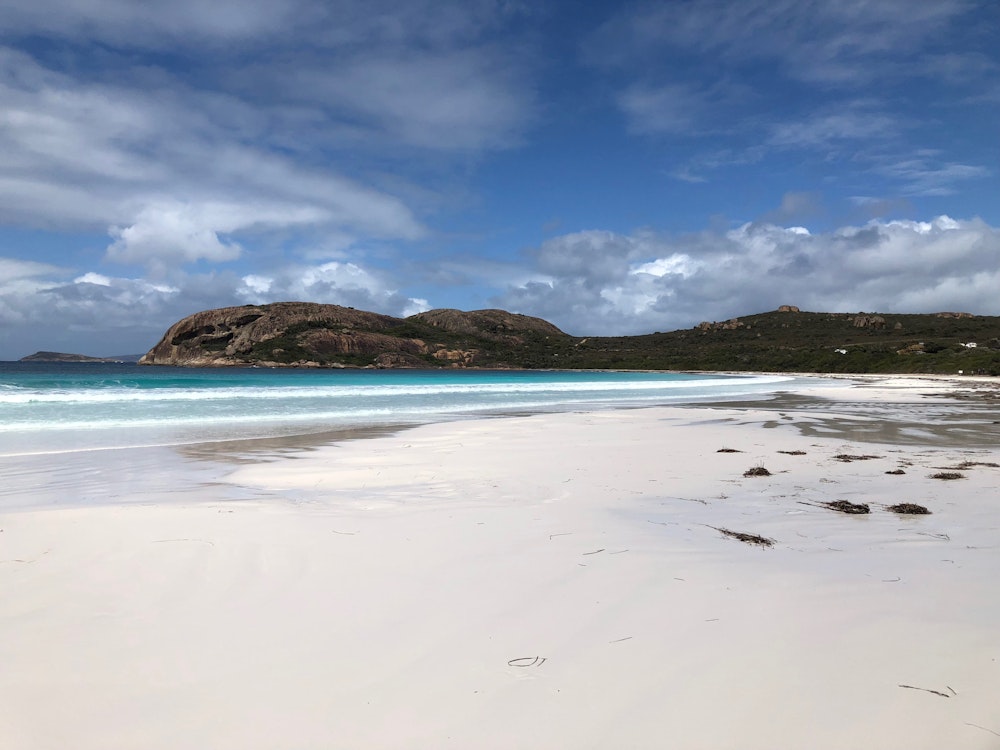 Een afgelegen baai met hagelwit strand in Australië