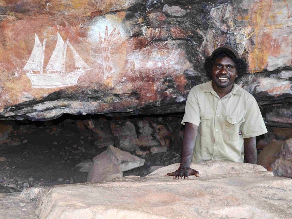Aborigine Guide bei Felszeichnungen im Kakadu Nationalpark