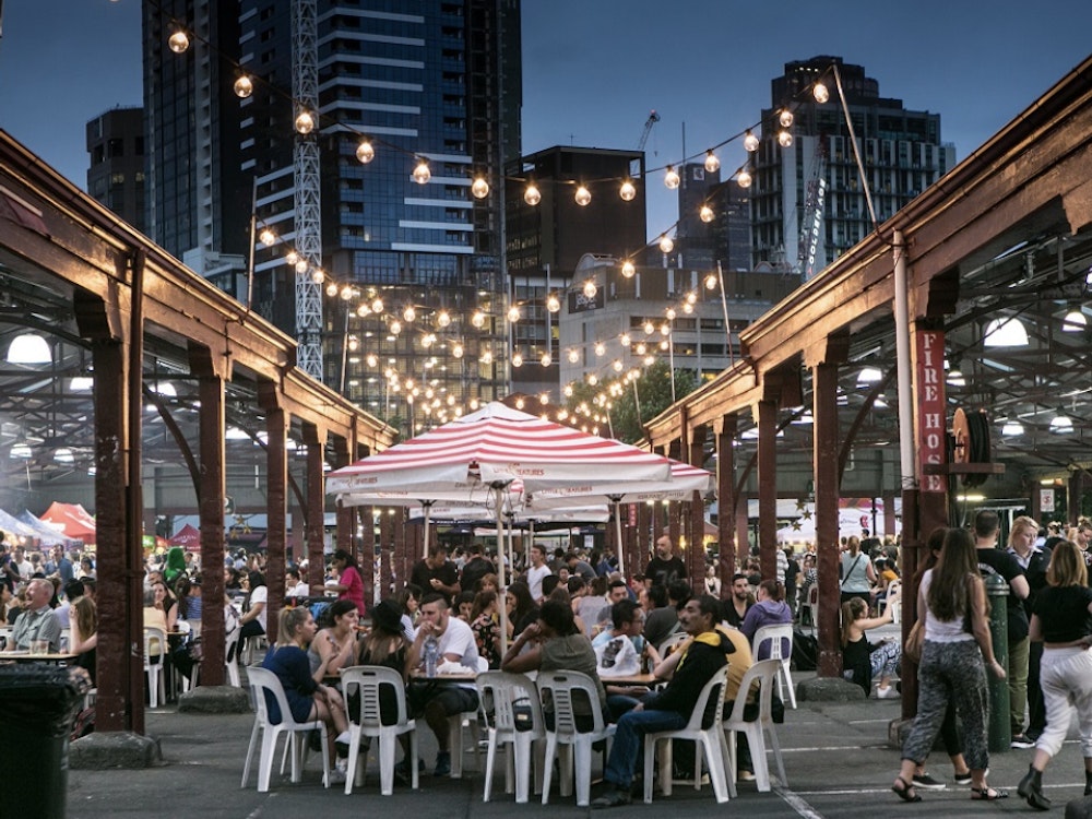 Outdoor Restaurant mit Lichterketten am Abend in Melbourne