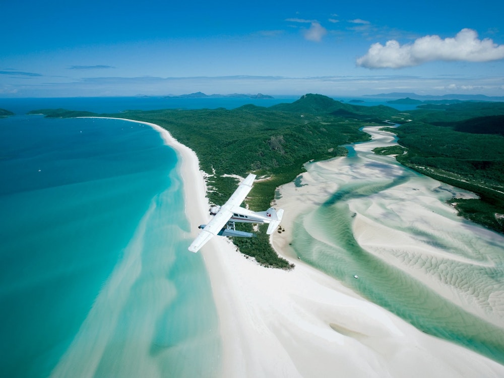 Watervliegtuig vliegt over de tropische eilanden van de Whitsundays
