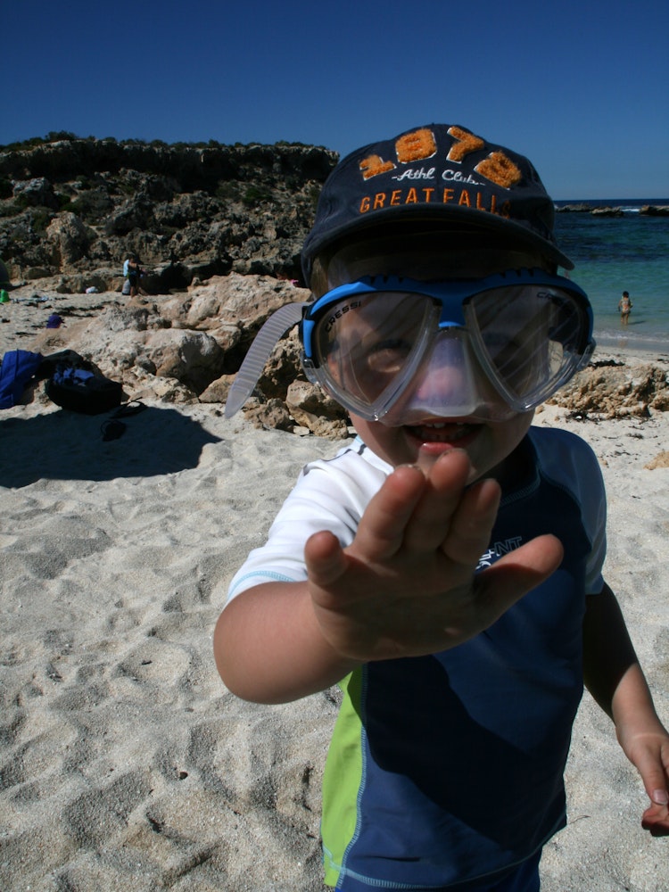 Kind met duikbril op het strand van Rottnest Island, West-Australië