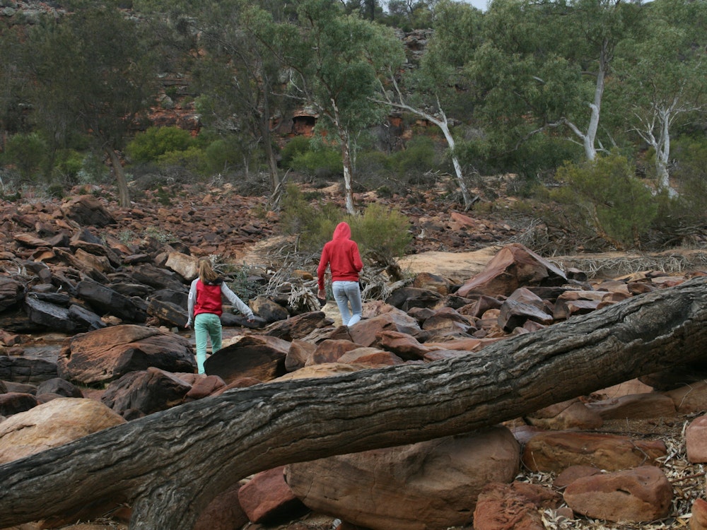 Kinderen lopen over rotsen in Kalbarri West-Australië