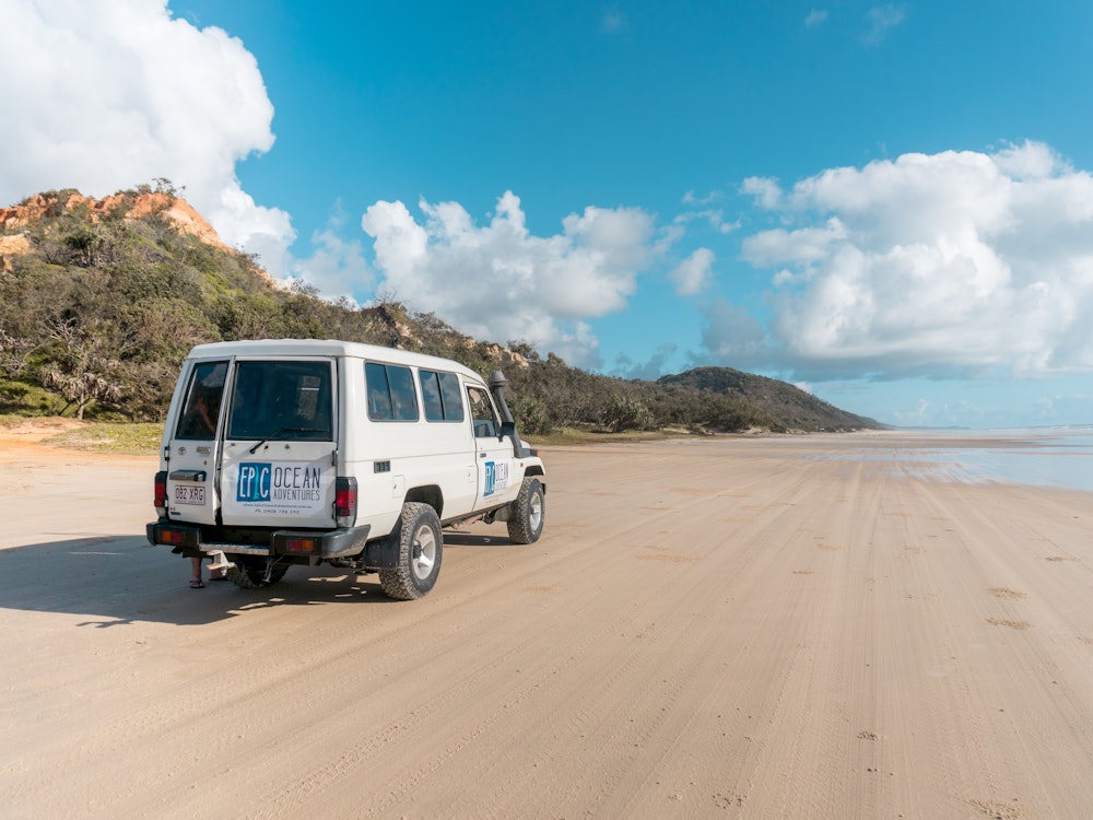 Een 4WD op het strand bij Noosa Australië