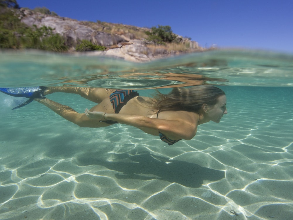 Frau taucht unter Wasser vor Lizard Island