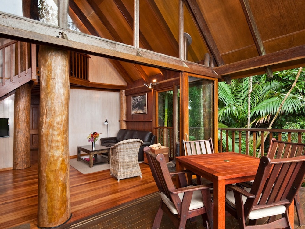 De woonkamer van een boomhut in het Australische regenwoud