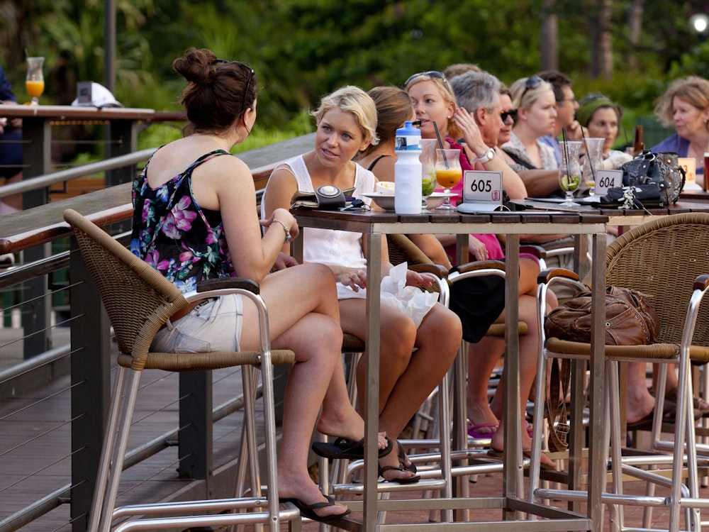 Zwei Frauen unterhalten sich in Outdoor Café in Australien