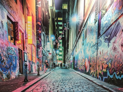 Bunte Gasse mit Straßenkunst in Melbourne