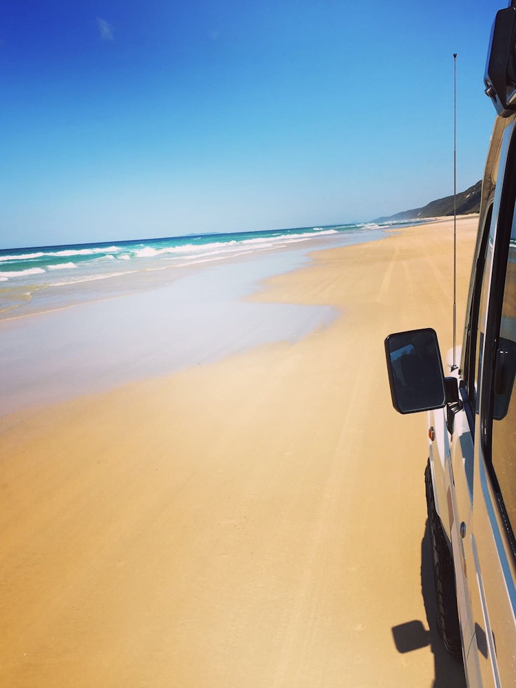 Een 4WD op het strand bij Noosa Queensland Australië