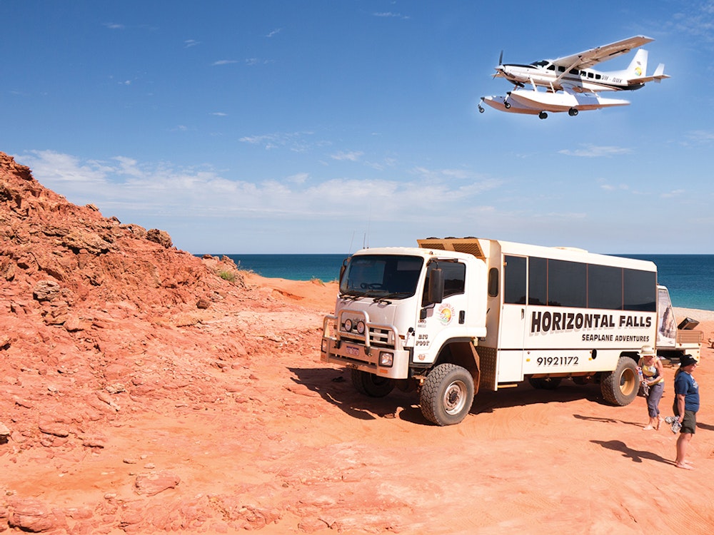Een 4WD bus en watervliegtuig in Kimberley Australië