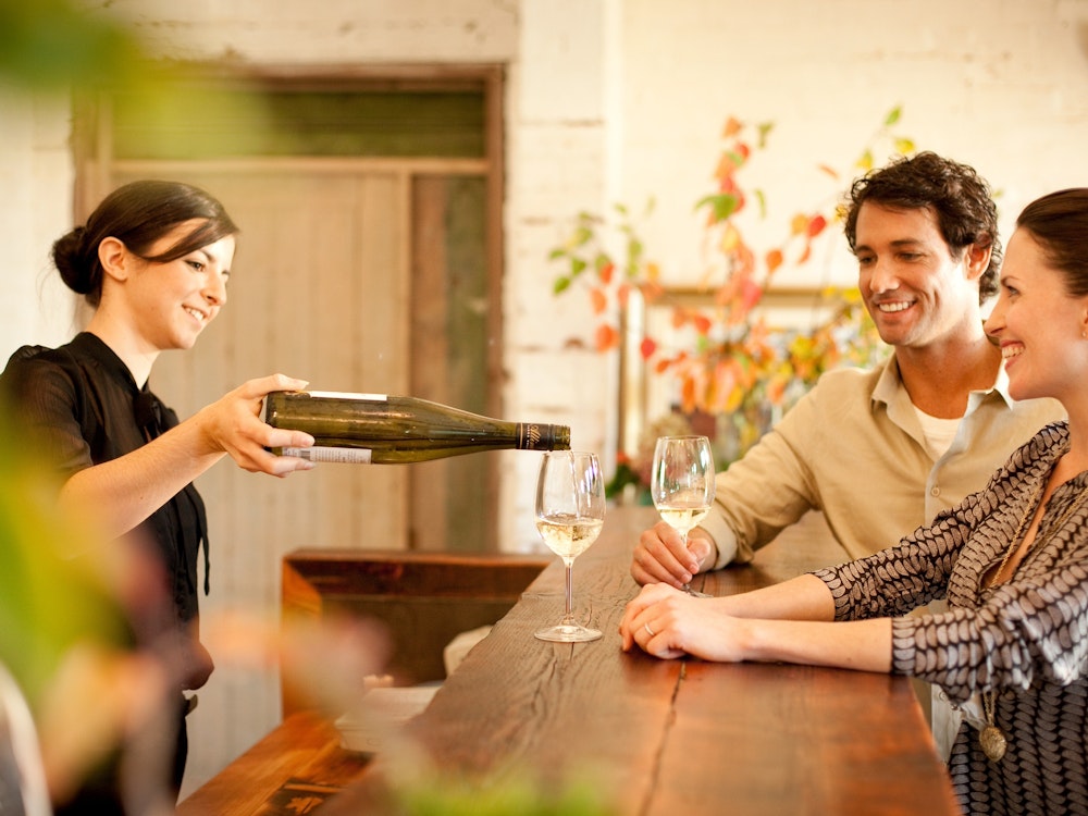 Twee vrienden proeven wijn in de Yarra Valley