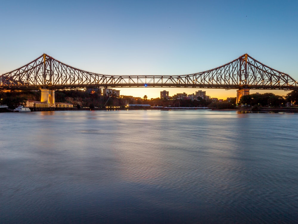 Sonnenuntergang hinter der Storey Bridge in Brisbane