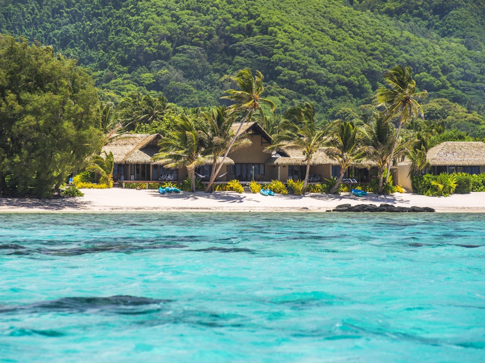 Resort Häuser und Palmen am Strand der Cook islands