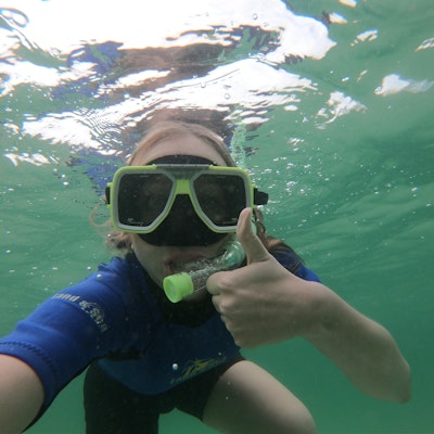 Reisspecialist Ilona snorkelt onder water