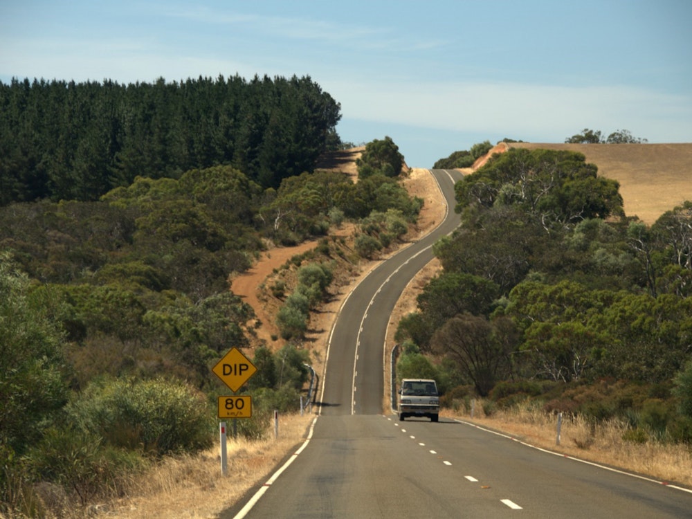 Straße führt durch Baumlandschaft auf Kangaroo Island