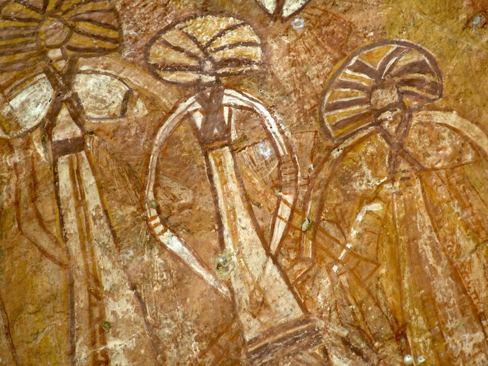 Felszeichnungen auf rotbraunem Stein im Kakadu Nationalpark