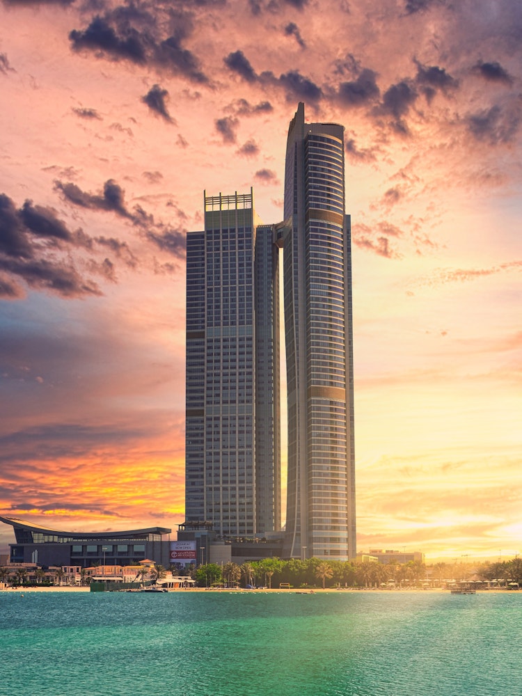 Hotels die reiken tot hoog in de licht in Abu Dhabi