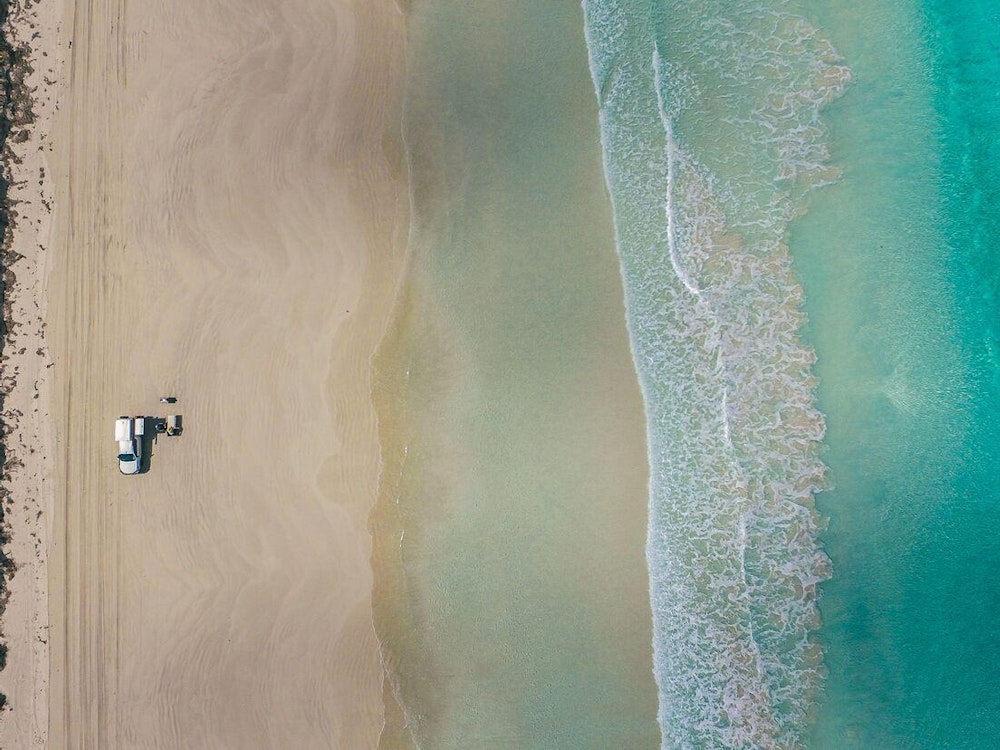 Een Australisch wit strand van bovenaf gefotografeerd
