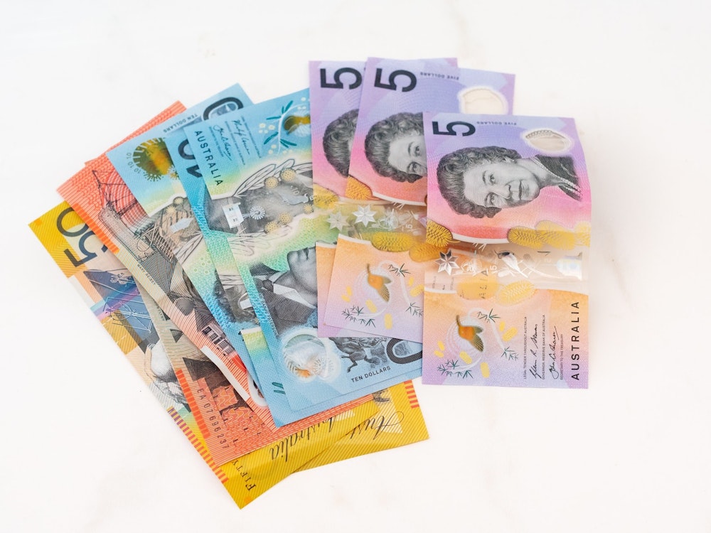 Verschiedene bunte Scheine des australischen Dollars