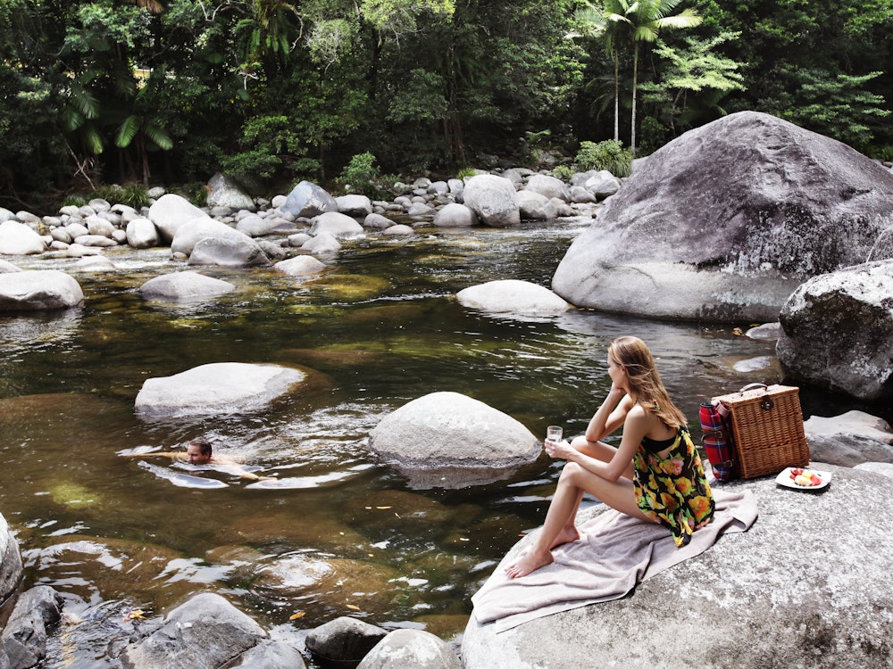 Een vrouw picknickt in het Daintree Rainforest