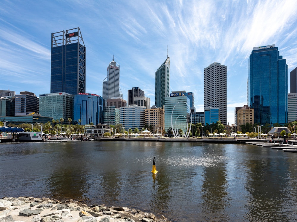 Hafen und Skyline von Perth bei Tag