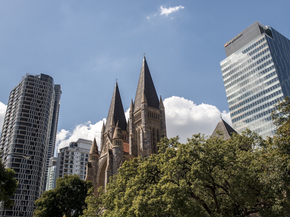 Moderne Hochhäuser und historische Kirche in Brisbane