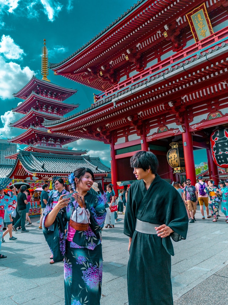Japaner in Kimonos vor Tempel in Tokio