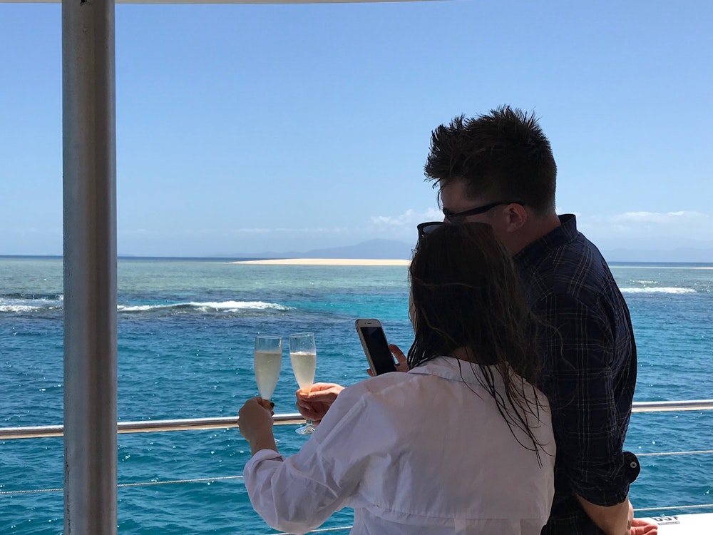 Paar trinkt Sekt auf Boot in Australien
