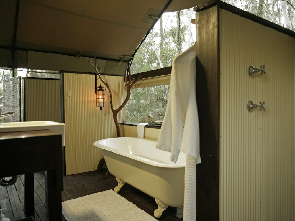Een badkamer in een canvas tent in Jervis Bay
