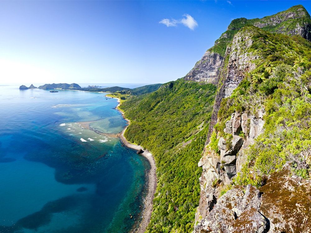 Grün bewachsene steile Felsen auf Howe Island