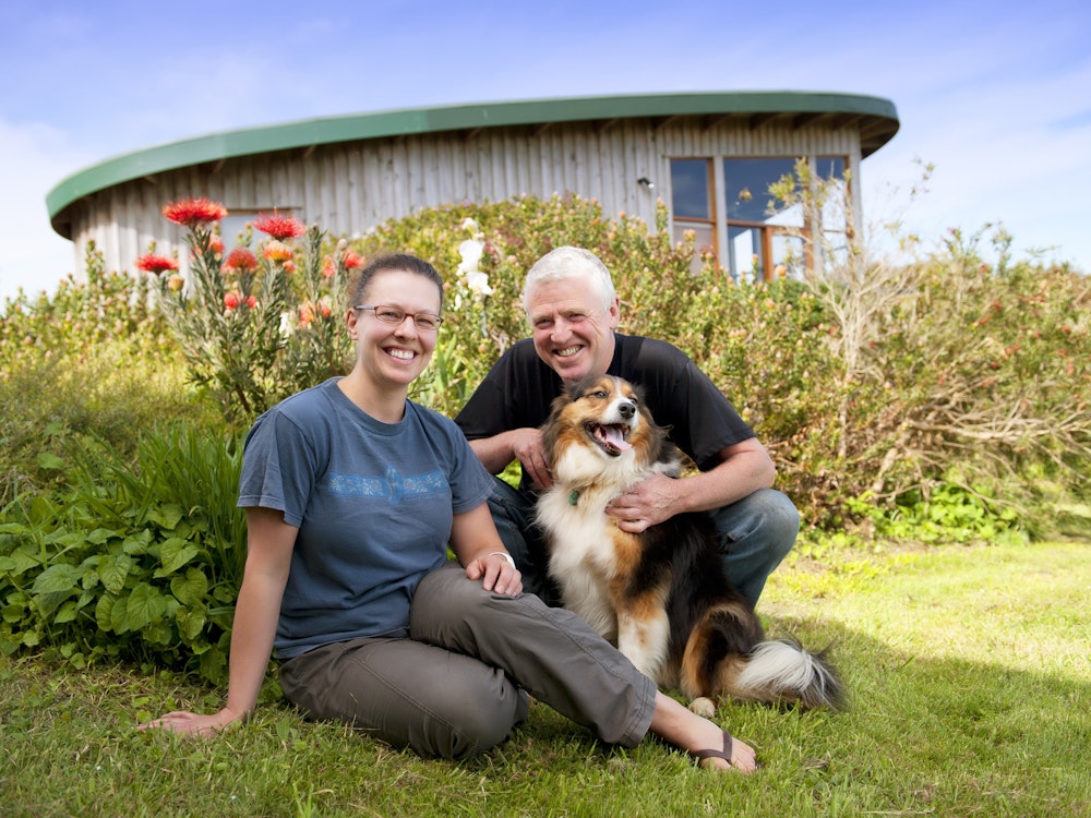 Gastgeber mit Hund auf Wiese in Australien