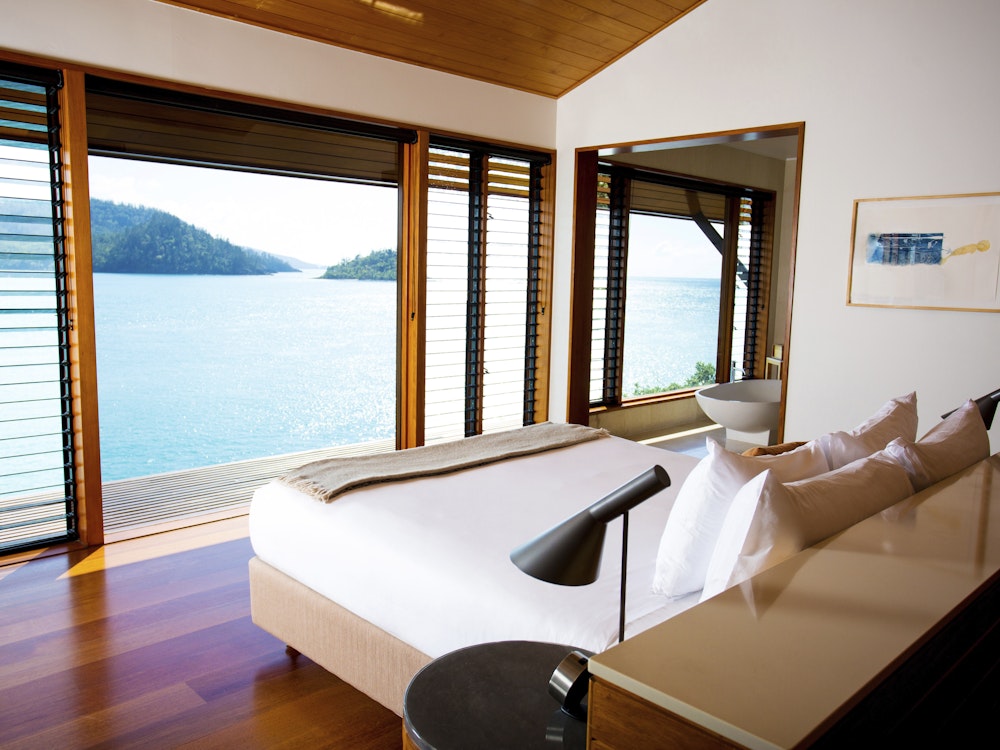 Een hotelkamer met prachtig uitzicht over de oceaan