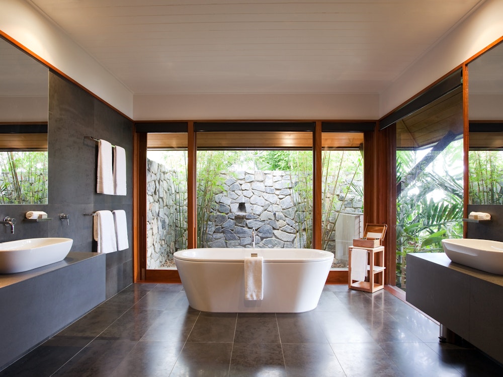 Luxe badkamer met vrijstaand bad op Hamilton Island