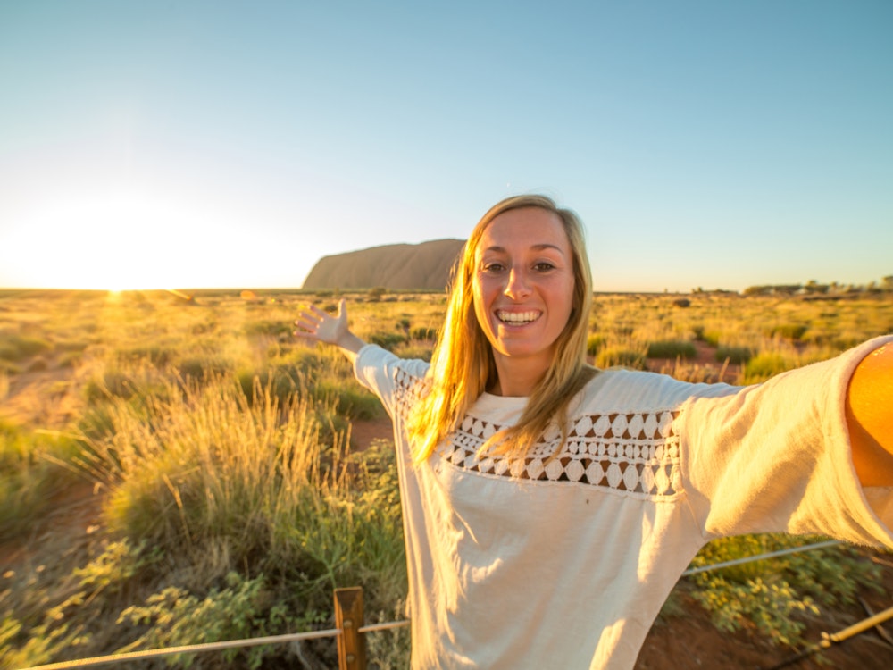 Selfie einer Frau vor dem Uluru