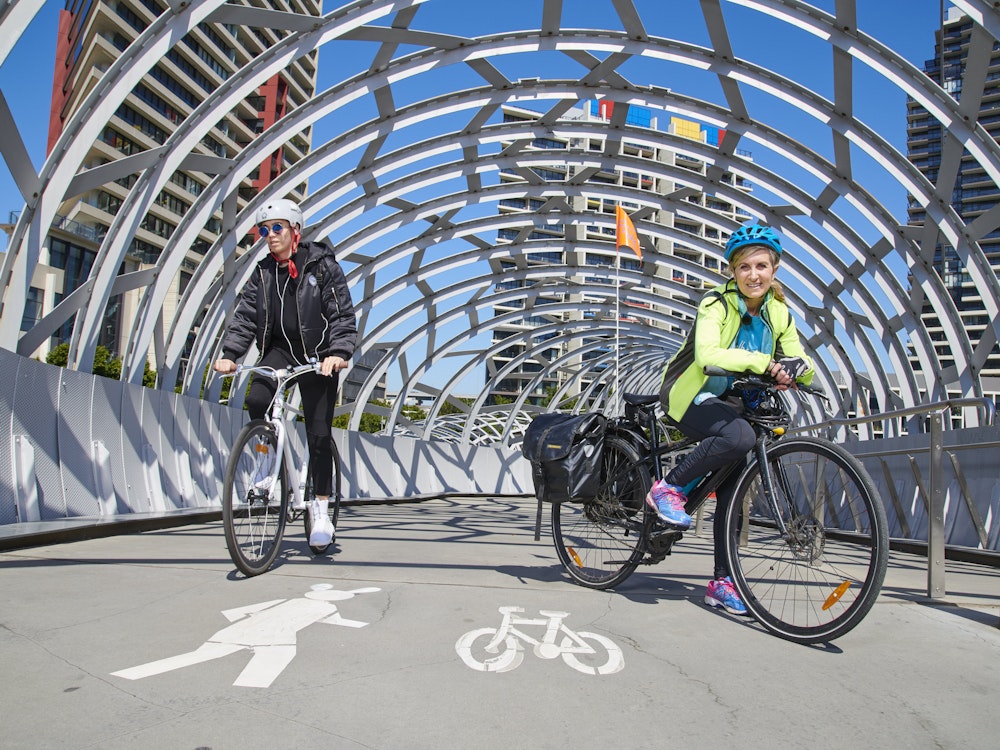 Twee fietsers op een brug in Melbourne