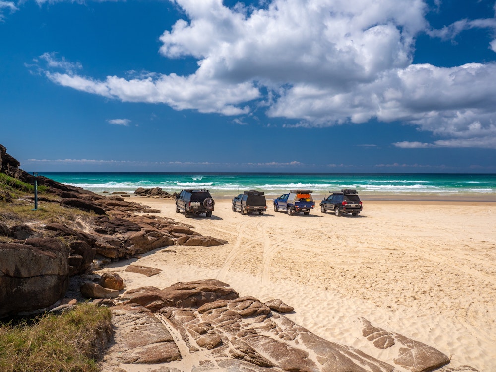 Vier Allradfahrzeuge am Strand von Fraser Island