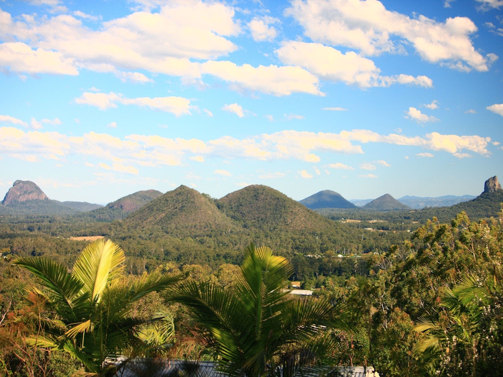 Blick auf die Glasshouse Mountains in Australien