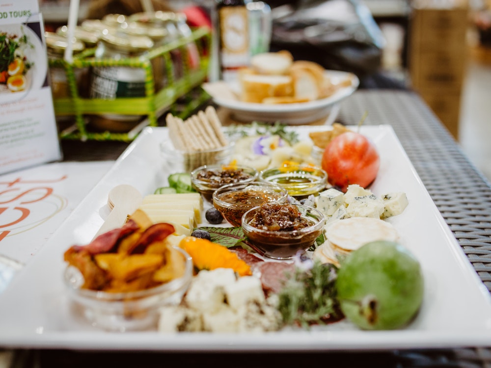Een bord gevuld met eten bij een chique restaurant in Wellington