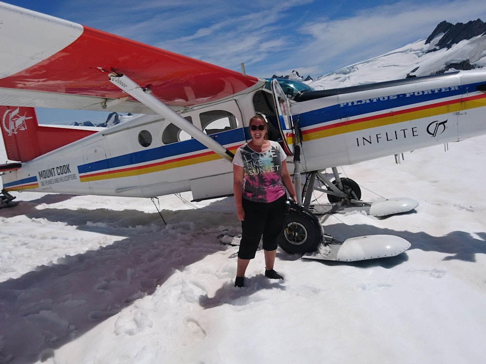 Reisexpert Marjolein voor een zweefvliegtuig op de Franz Josef Glacier
