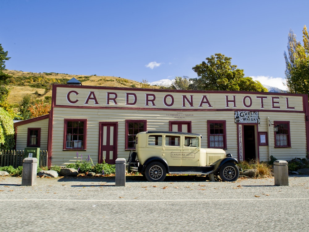 Iconic hotel along the Crown Range Road | New Zealand holiday