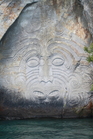 nz-north-waikato-lake-taupo-maori-rock-carving.jpg